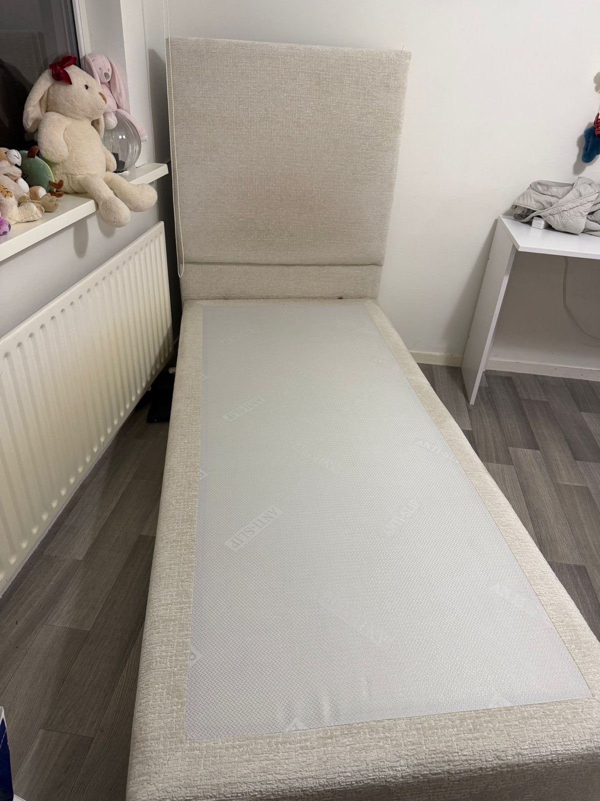 Eenpersoons boxspringbed met hoofdbord - Zo goed als nieuw, Ophalen, 90 cm, Eenpersoons, Beige