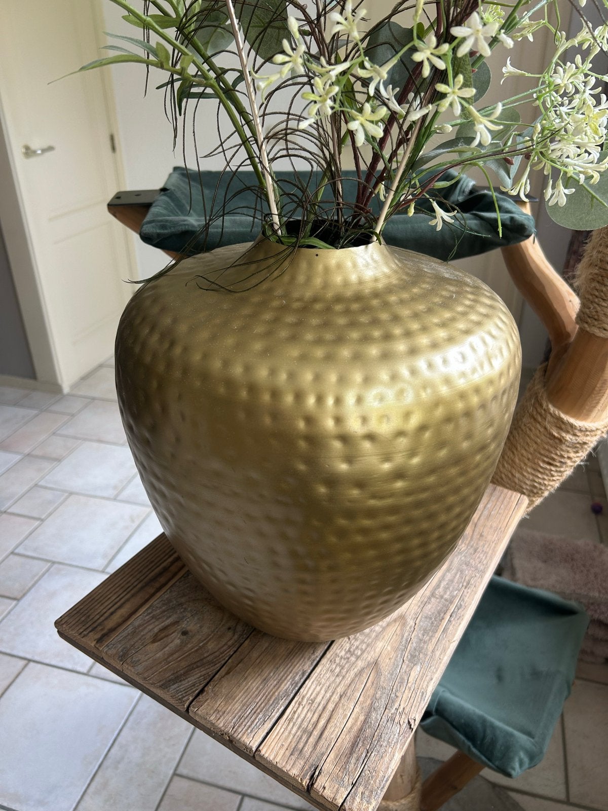 Goudkleurige vaas excl. de bloemen, Inclusief decoratie, Ophalen of Verzenden, Zo goed als nieuw, Metaal