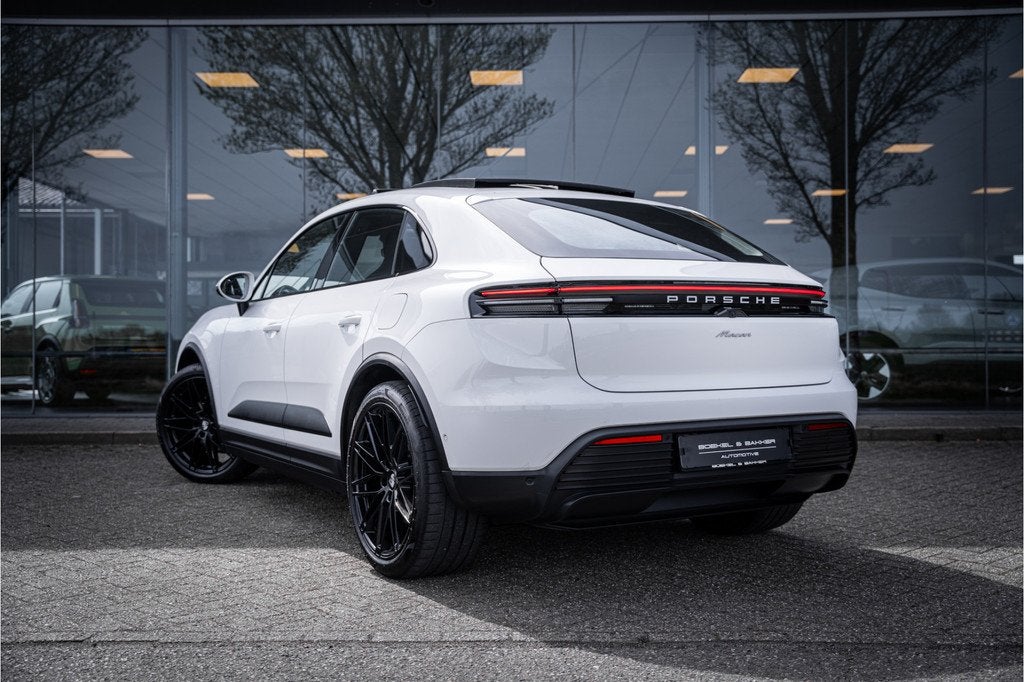 Porsche Macan 100 kWh * Panodak * 22inch * BOSE * Rijbereik, Automaat, 588 km, Gebruikt, Zwart