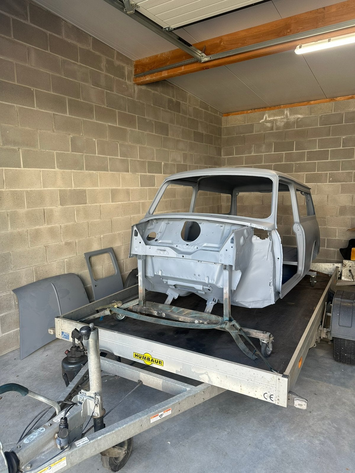 Mini van body 1983 met papieren en plaatwerk voor afwerken, Ophalen, Links, Mini, Bumper