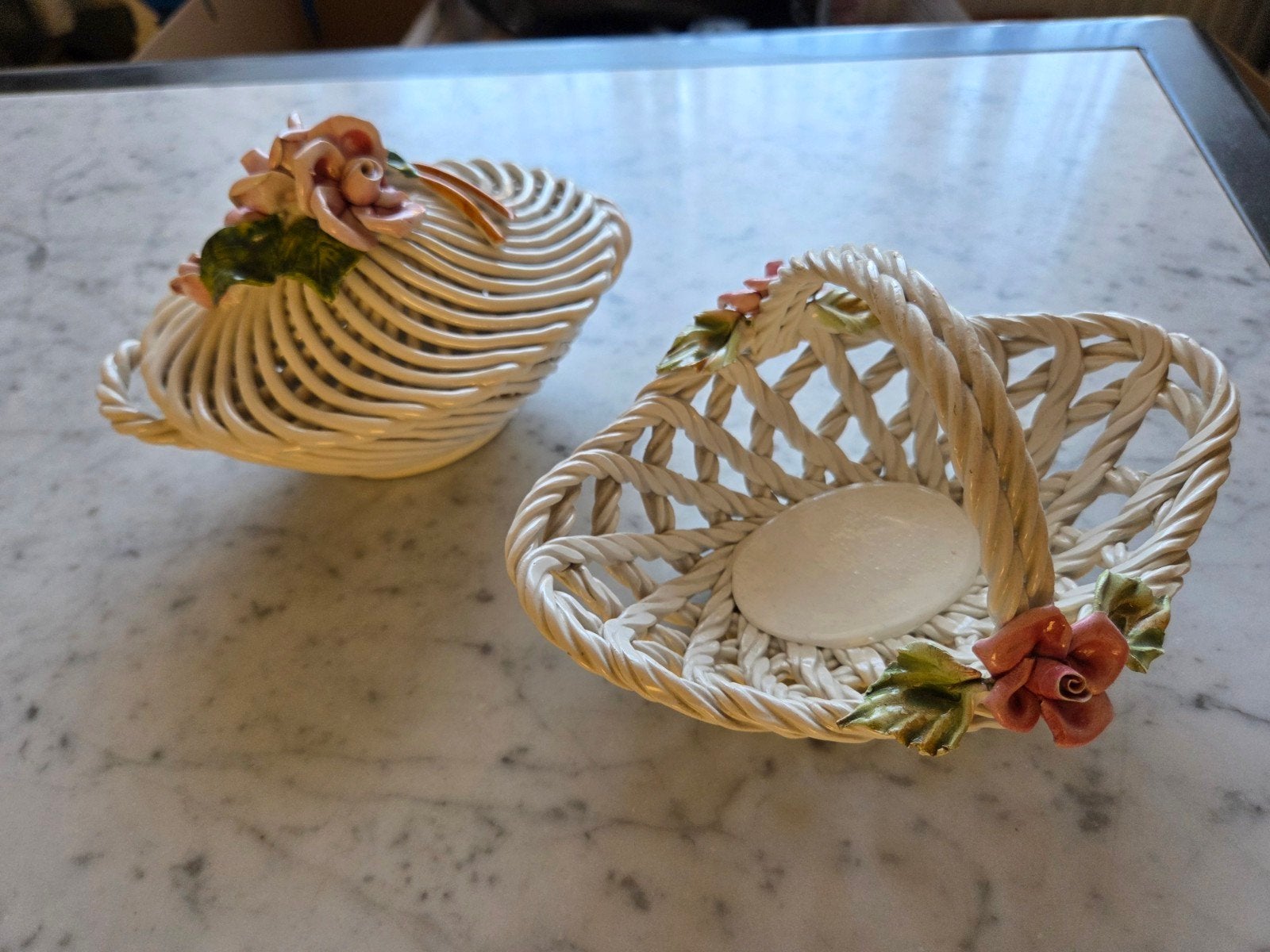 Vintage keramische mandjes Italië rozen, gesigneerd, Antiek en Kunst, Antiek | Keramiek en Aardewerk, Ophalen of Verzenden