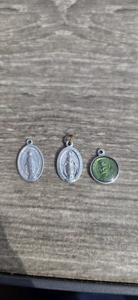 katholieke devotionaliemedailles 3x samen in 1 koop, Ophalen of Verzenden