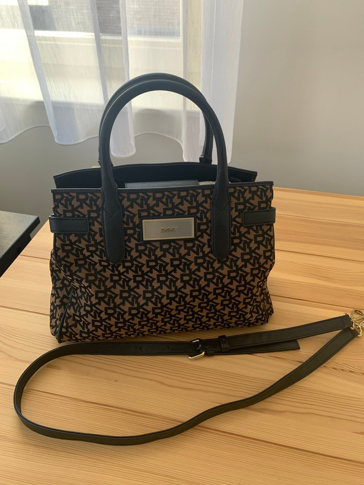 DKNY Handtas met monogram en afneembare schouderband, Ophalen of Verzenden, Zo goed als nieuw, Bruin, Handtas