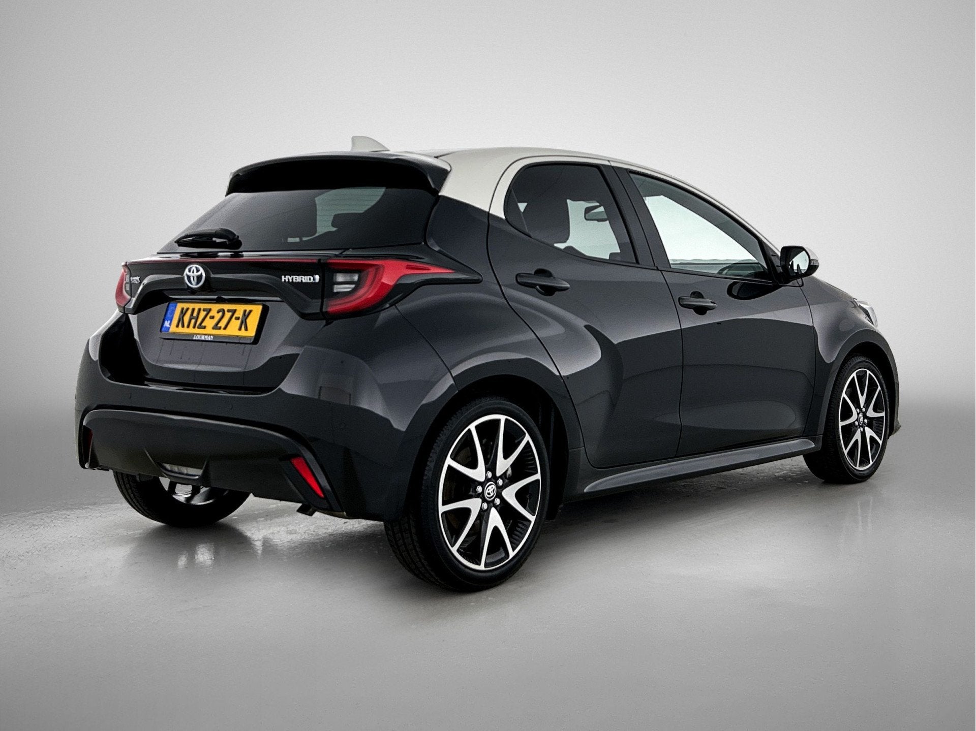 Toyota Yaris 1.5 Hybrid Executive Bi-tone | Head-Up Display, 12 maanden, 450 kg, Zwart, 1490 cc