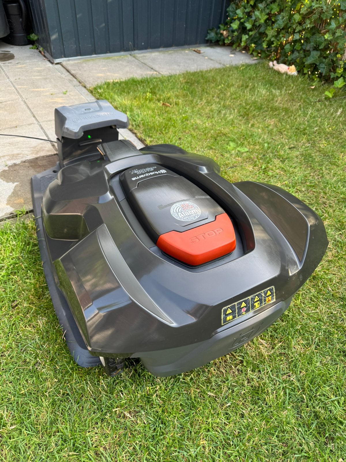 Husqvarna Automower 330x GPS robotmaaier grasmaaier, Ophalen of Verzenden, Gebruikt, 20 tot 25 cm, Met regensensor