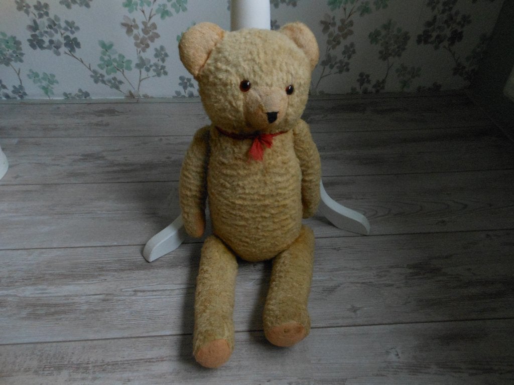 Oude beer Gevuld met Houtwol Glazen ogen 80 / 100 jaar oud, Verzamelen, Beren en Cherished Teddies, Ophalen of Verzenden, Gebruikt