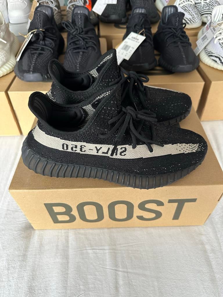 Yeezy 350 sneakers, maat 42 2/3, zo goed als nieuw, Ophalen of Verzenden, Zo goed als nieuw, Zwart, Sneakers of Gympen