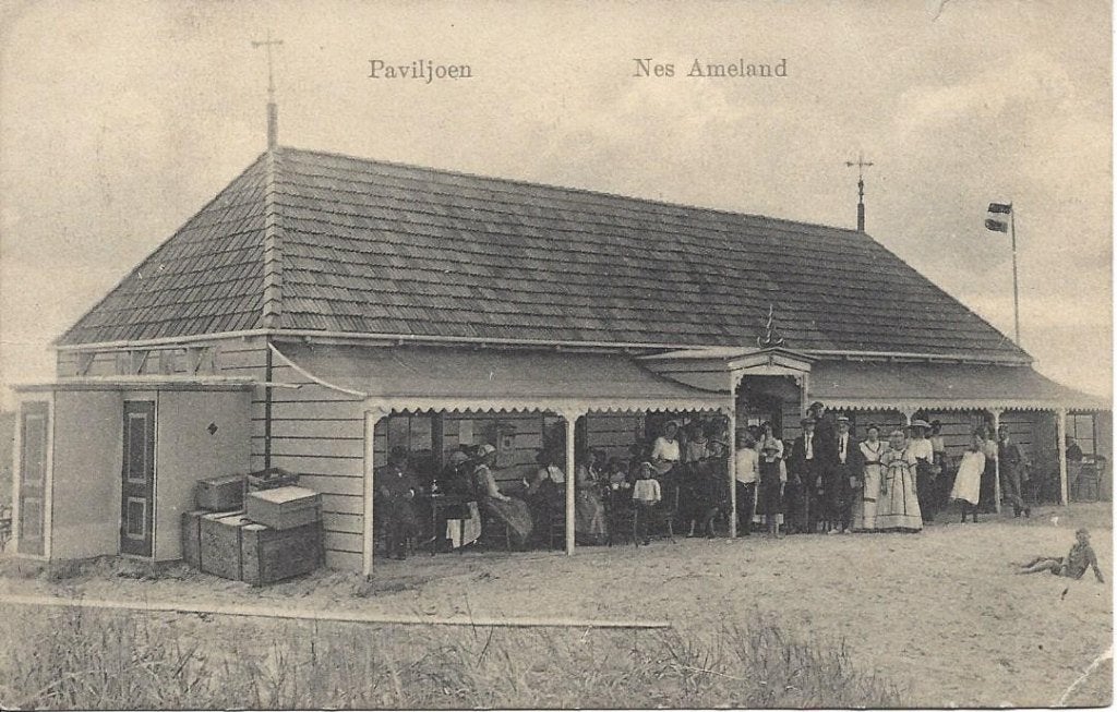 Ameland (Frl.) Nes, Paviljoen, veel Volk, gelopen 1915, Ophalen of Verzenden, Voor 1920, Gelopen, Friesland