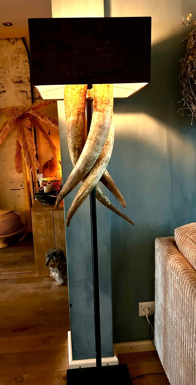 Staande lamp met hoorns en zwarte kap, Huis en Inrichting, Lampen | Vloerlampen, Ophalen, Overige materialen, 150 tot 200 cm, Landelijk