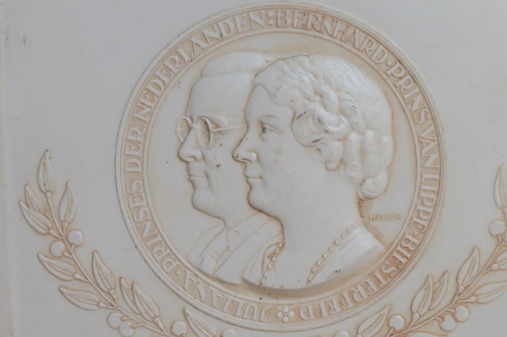 Plaquette uit 1937 bij huwelijk Prinses Juliana/Bernhard, Verzamelen, Koninklijk Huis en Royalty, Ophalen of Verzenden, Gebruikt