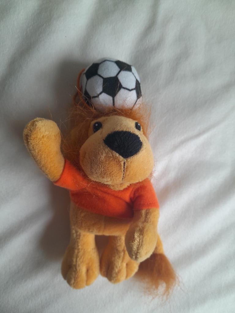 Kleine oranje Leeuw knuffel met voetbal en naam 'KOEN', Oranje, Gebruikt, Overige merken, Overige karakters