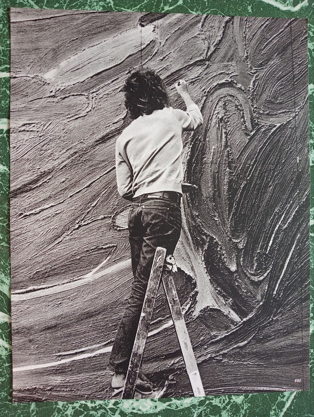 Fotogravure ca 1970 Kunstenaar schilderend op een trap, Ophalen of Verzenden