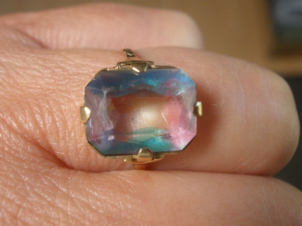 14 K Gouden Ring met Regenboog steen uit Zeeuwse Boedel, Sieraden, Tassen en Uiterlijk, Ringen, Gebruikt, Ophalen of Verzenden