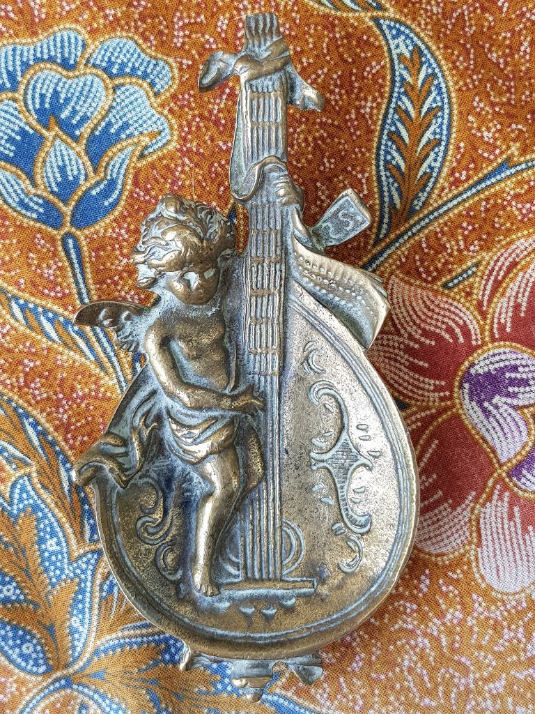 Mooi oud koper muntenschaaltje uit Engeland met een putti.