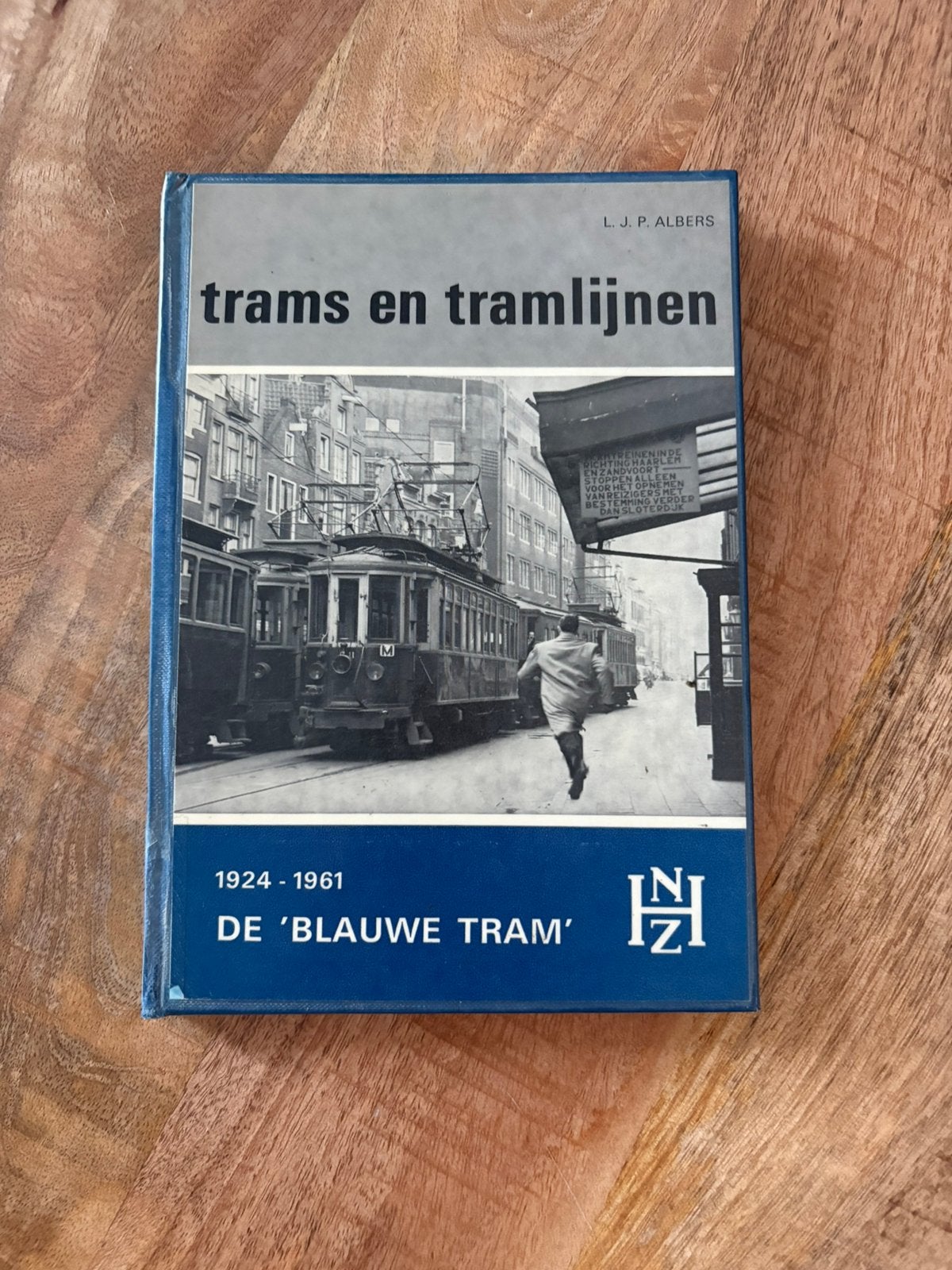 Hardcover 1977 Trams en Tramlijnen - De 'Blauwe Tram', Ophalen of Verzenden, Zo goed als nieuw, Tram