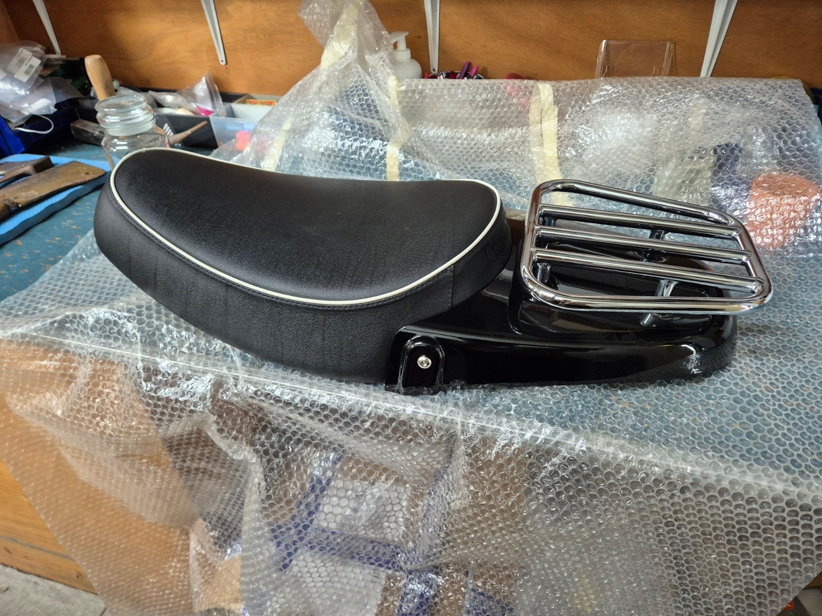 zadel met rek voor Triumph T100, Motoren, Ophalen, Nieuw