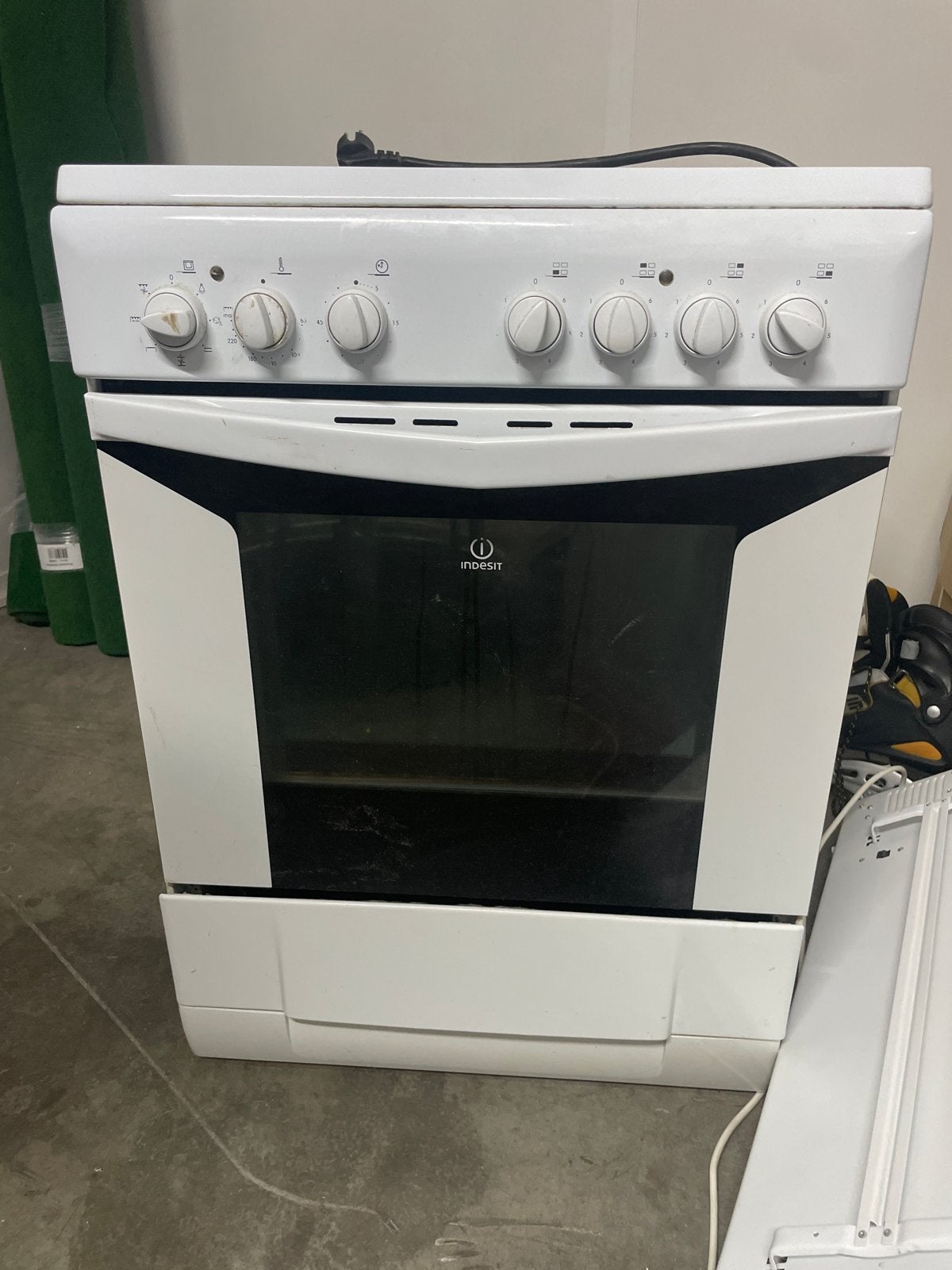 Indesit Vrijstaand Keramisch Fornuis met Oven, Witgoed en Apparatuur, Gebruikt, Keramisch, 85 tot 90 cm, 4 kookzones