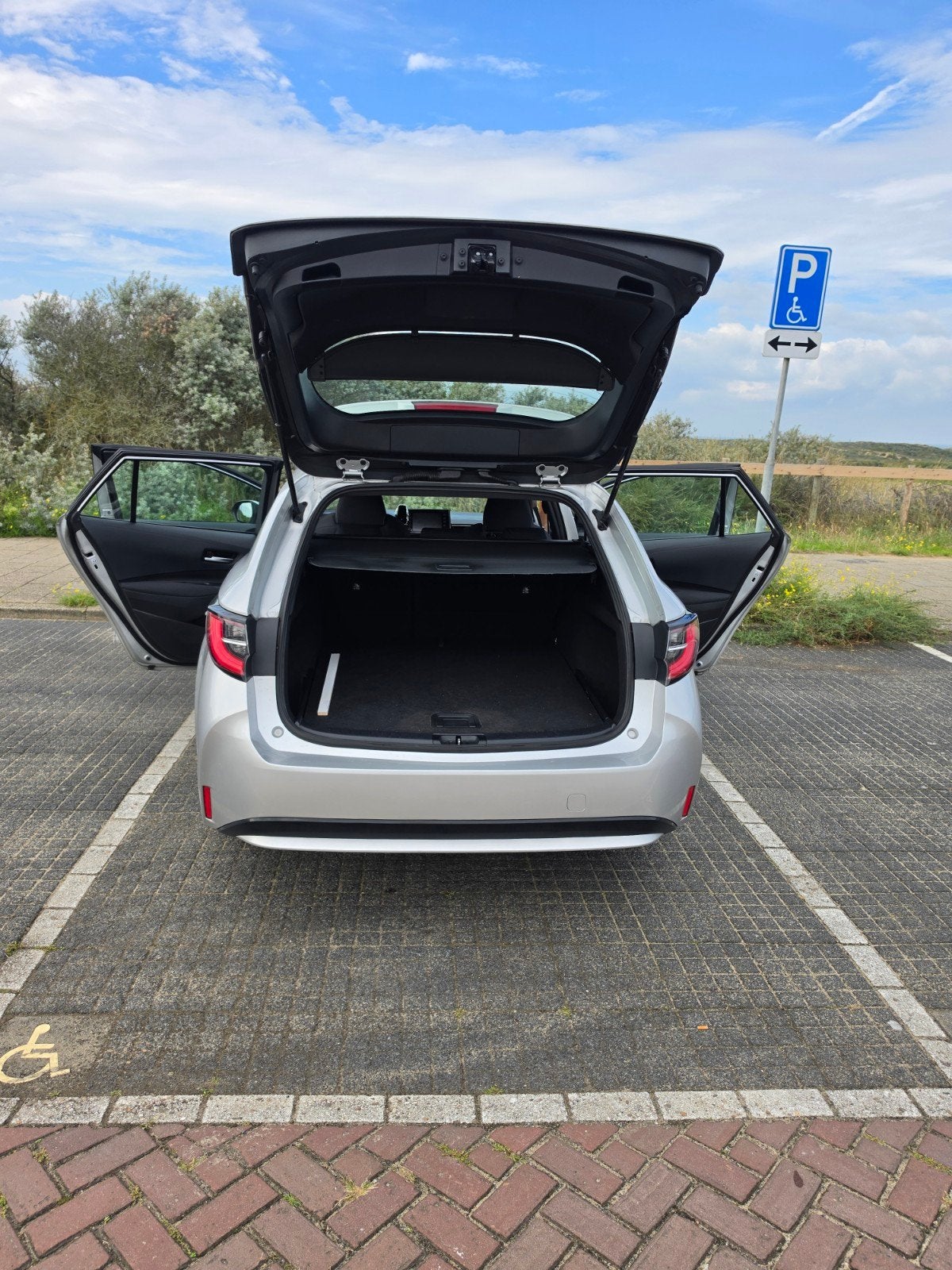 Foto 11 van Toyota Corolla TS 1.8 Hybrid 122pk CVT 2021 Grijs