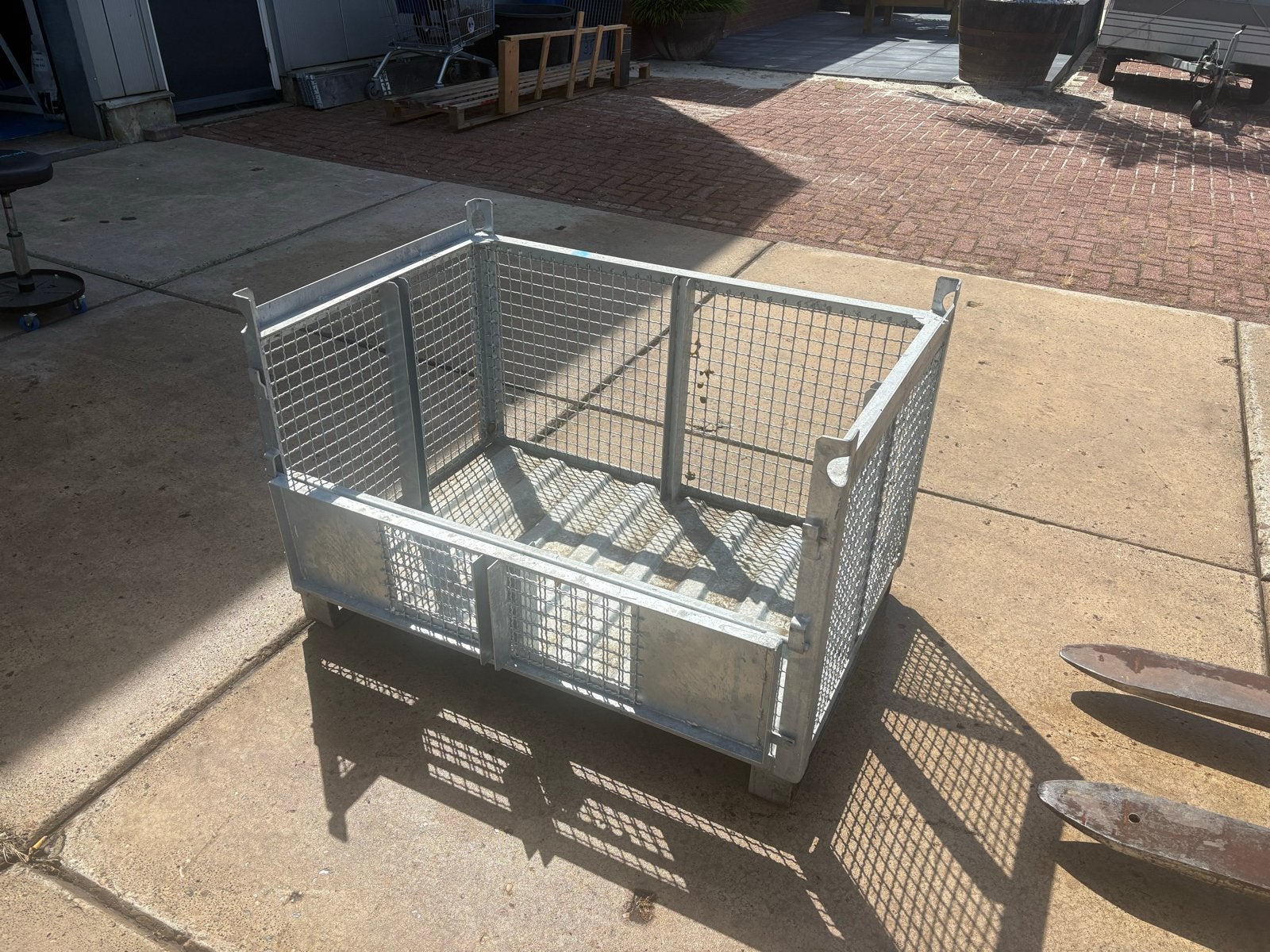Metalen gaasbak - Stapelbaar en robuust, Ophalen, Gebruikt, 100 cm of meer, 60 cm of meer