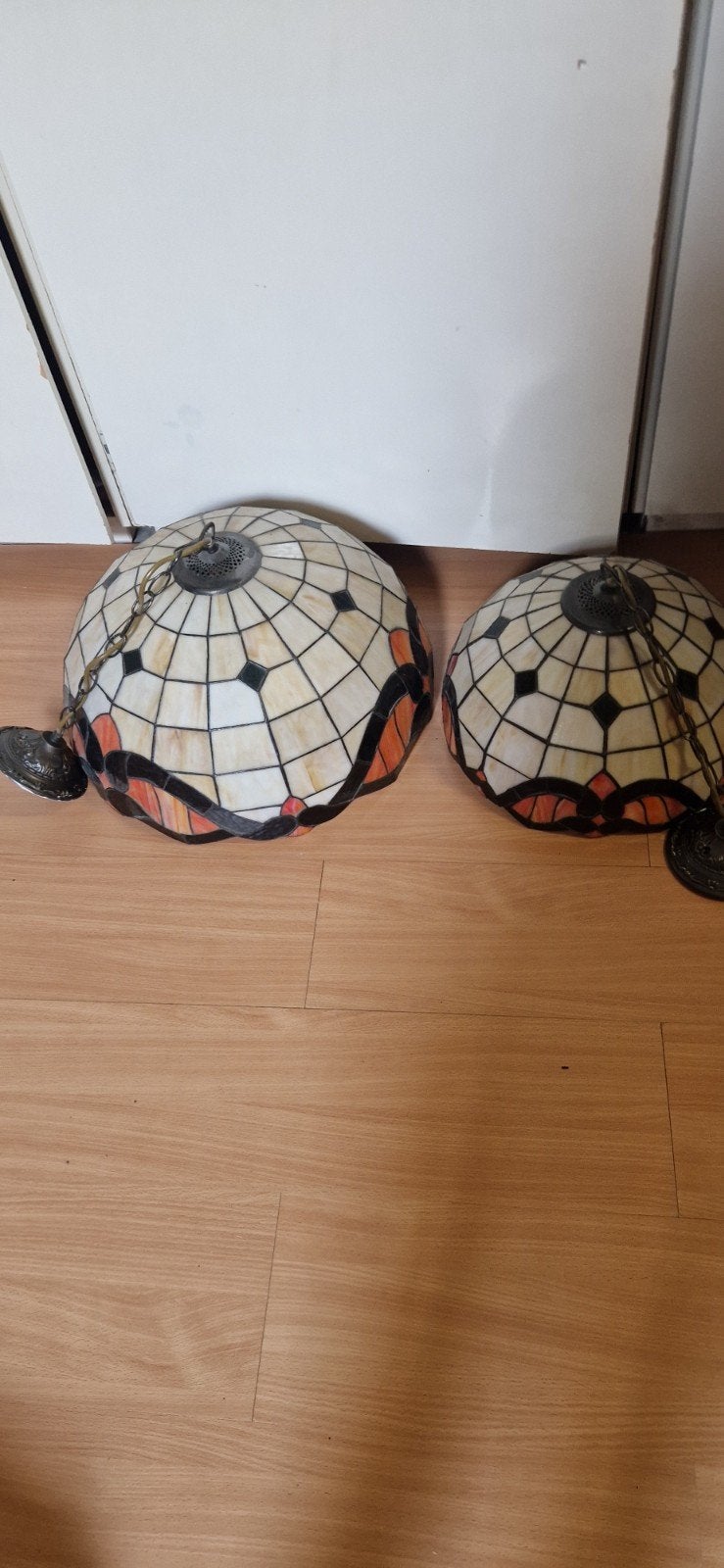 Twee Tiffany-stijl hanglampen - Glas in lood, Huis en Inrichting, Lampen | Hanglampen, Ophalen, Gebruikt, Tiffany, Klassiek, Art Nouveau