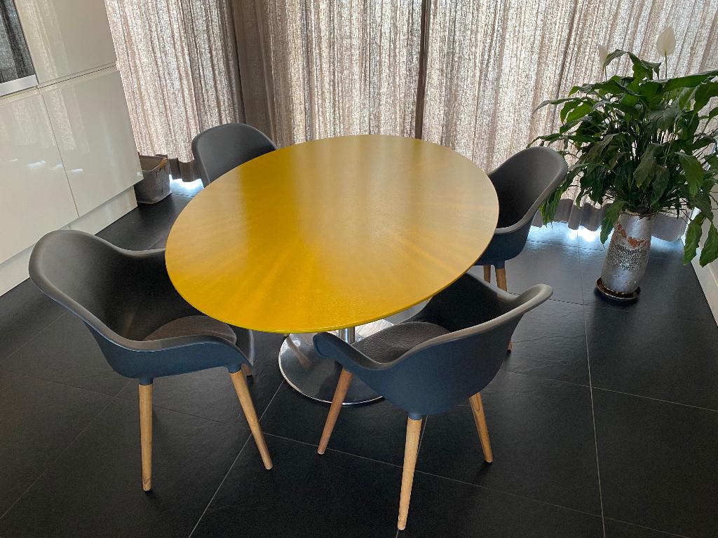 Tafel ovaal, Gebruikt, 100 tot 150 cm, Design tafel , zware middenpoot van verchroomd metaal, 150 tot 200 cm
