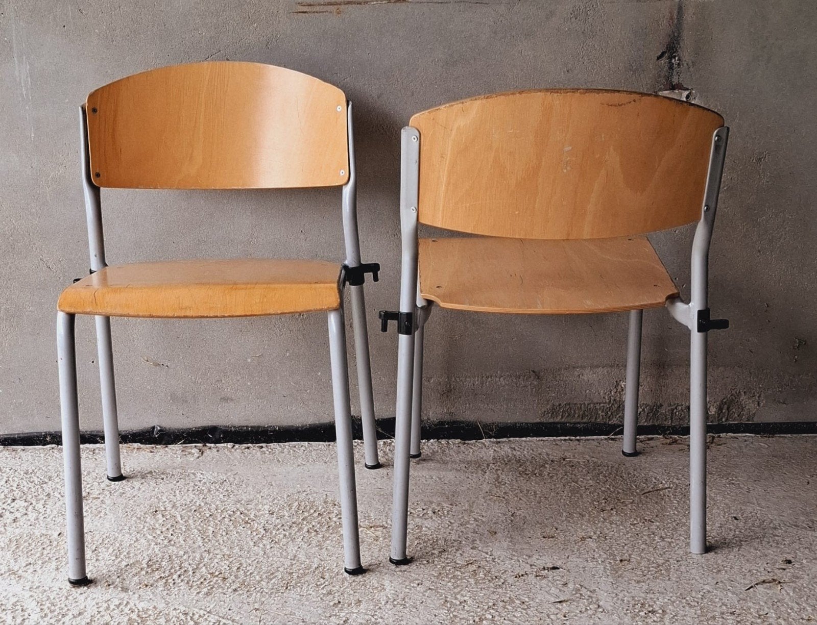 21 x Vintage schoolstoelen kantine stoelen horeca cafe, Huis en Inrichting, Stoelen, Ophalen of Verzenden, Zo goed als nieuw, Grijs