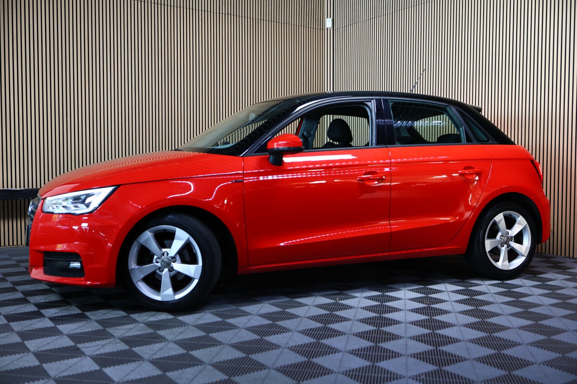 Audi A1 Sportback 1.0 TFSI Pro Line AVM S-TRONIC AIRCO NAVI, Auto's, Audi, A1, 580 kg, 4 stoelen, Leder en Stof