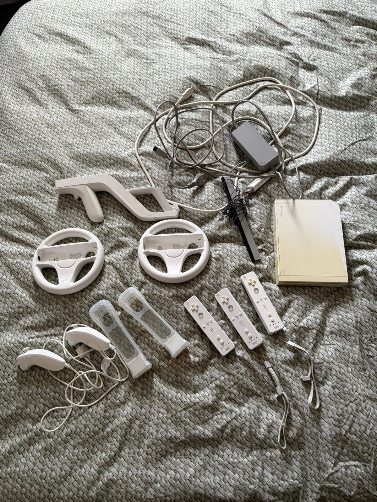 Wii spelcomputer met 24 games en diverse accessoires, Ophalen of Verzenden, Gebruikt, Met 3 controllers of meer, Met games