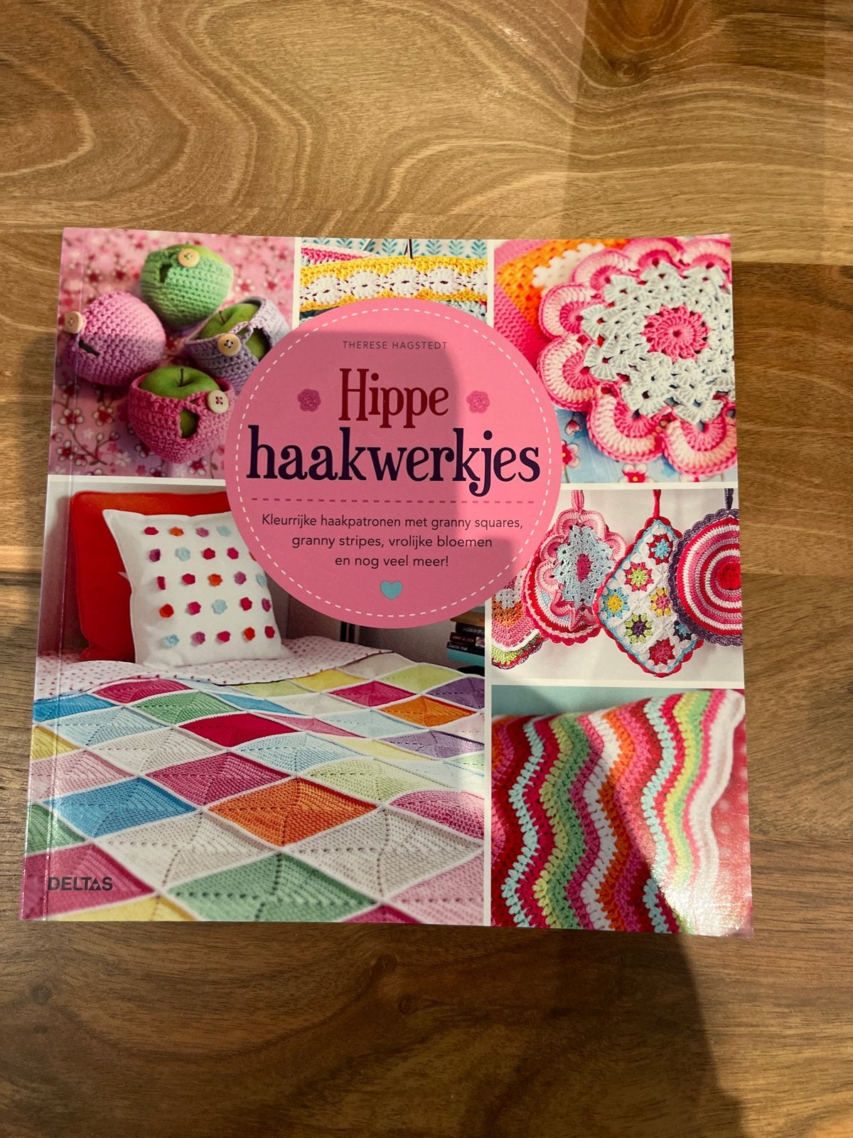 Hippe Haakwerkjes - Kleurrijke Haakpatronen Boek, Ophalen of Verzenden, Zo goed als nieuw, Haken, Patroon of Boek
