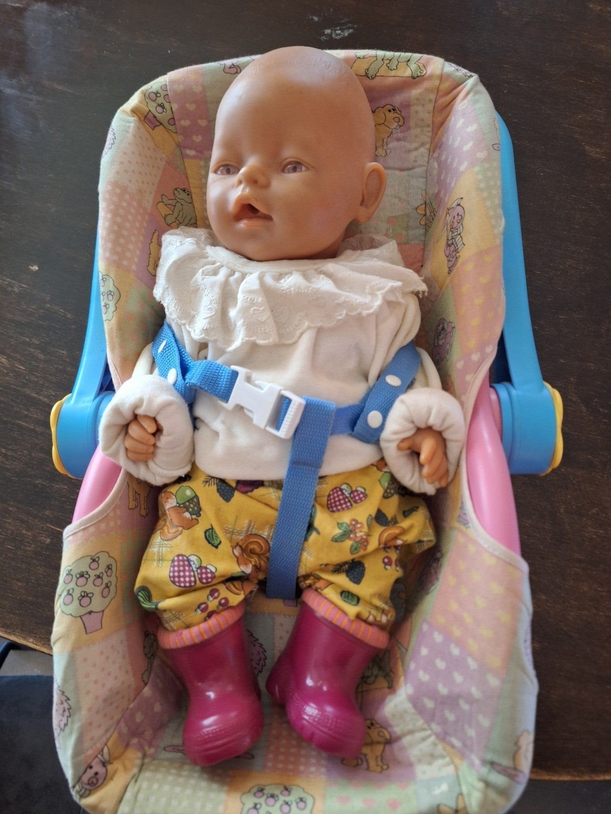 Baby Born pop met autostoeltje en extra kleding, Kinderen en Baby's, Ophalen of Verzenden, Zo goed als nieuw, Babypop