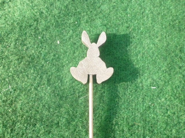 NIEUW 6 x 10 houten paashaas figuurtjes grijs op lange stok, Diversen, Pasen, Ophalen of Verzenden, Nieuw
