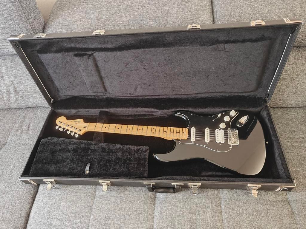 Zwarte Fender Stratocaster, hss, elektrische gitaar, Muziek en Instrumenten, Snaarinstrumenten | Gitaren | Elektrisch, Ophalen of Verzenden