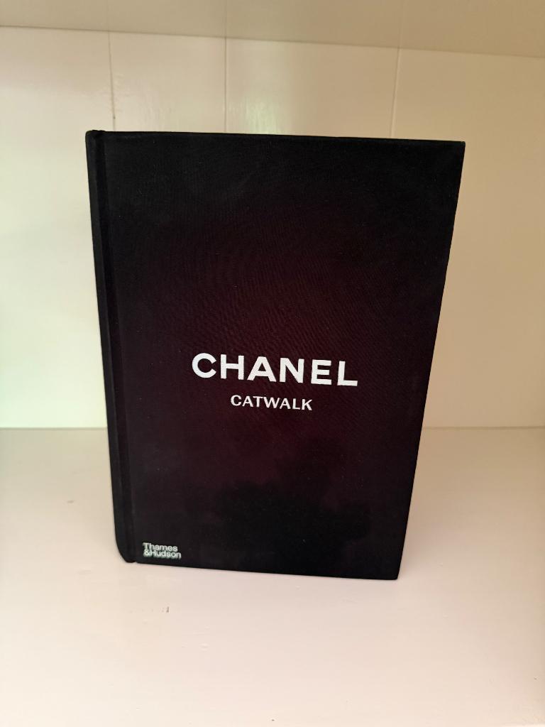 Chanel catwalk boek, Boeken, Ophalen of Verzenden, Zo goed als nieuw, Mode algemeen
