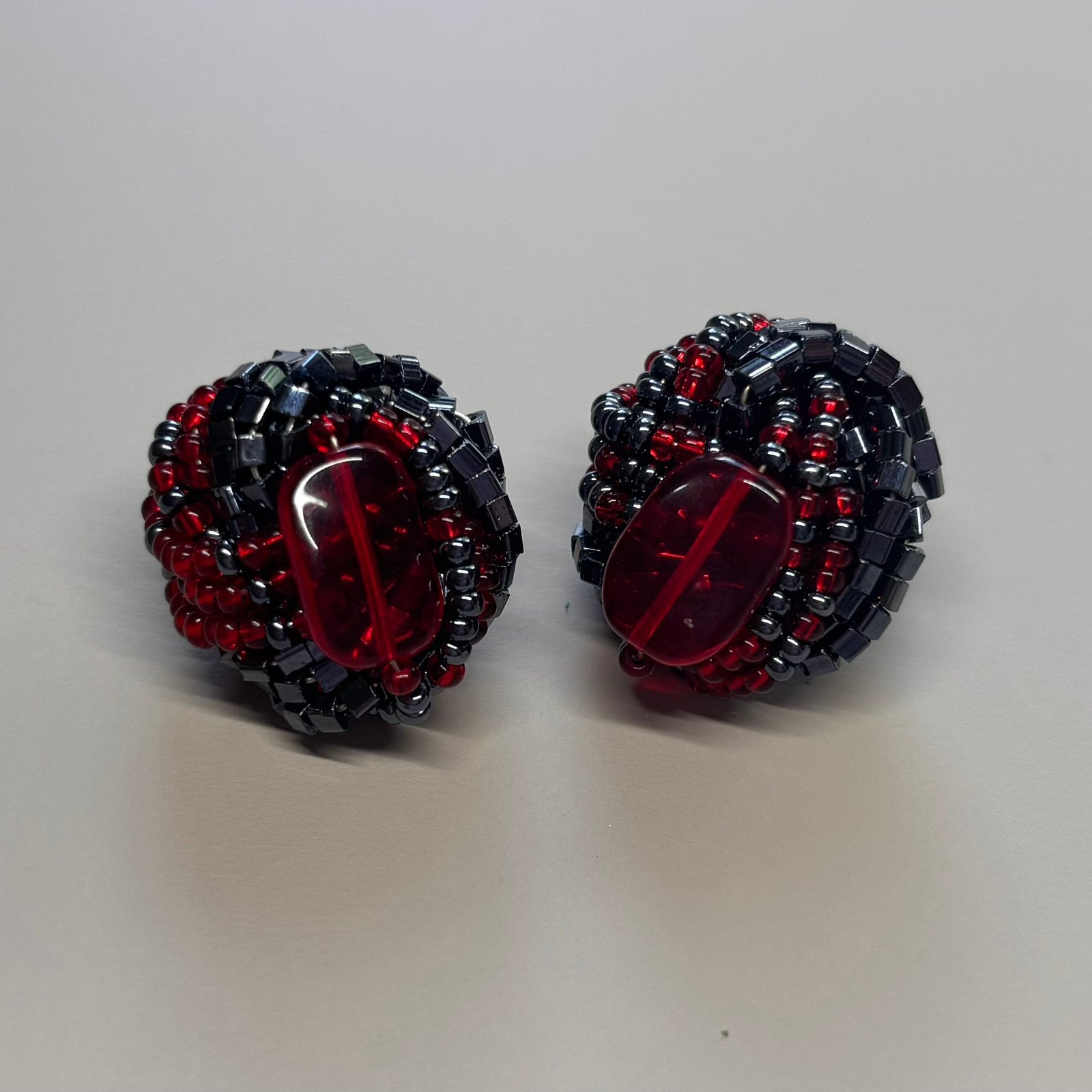 Vintage jaren ‘60 kralen clip oorbellen rood zwart, Sieraden, Tassen en Uiterlijk, Oorbellen, Ophalen of Verzenden, Zo goed als nieuw