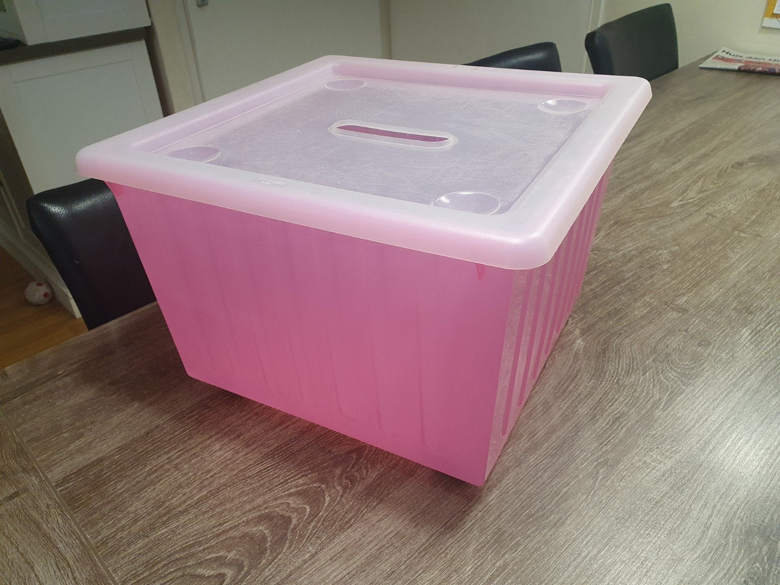 Roze IKEA VESSLA opbergbak met deksel en wieltjes, Ophalen, Gebruikt, Minder dan 50 cm, Minder dan 50 cm