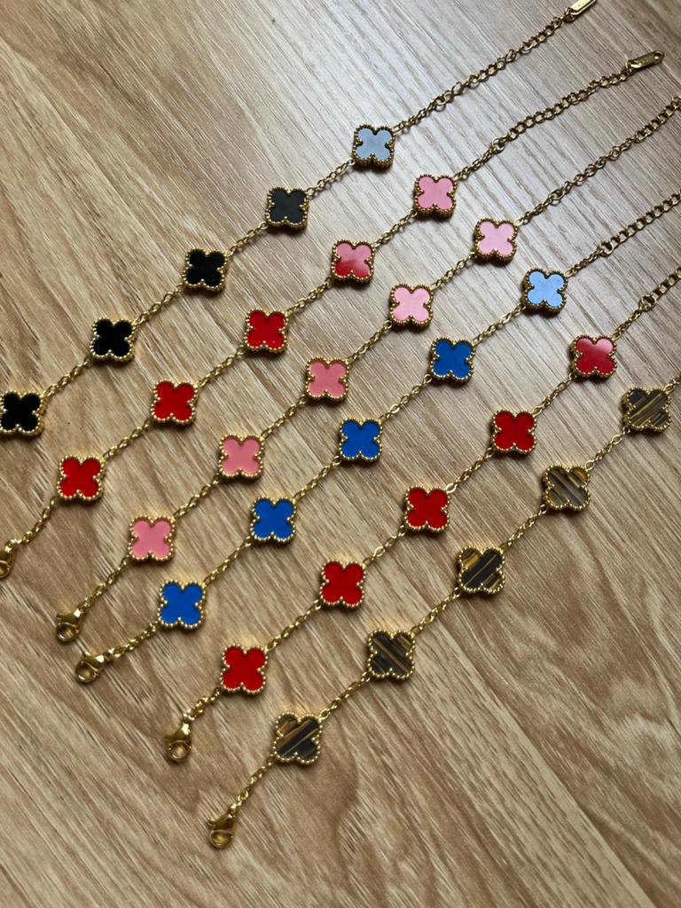 Kleurrijke armbandjes met klavertje vier bedels, Sieraden, Tassen en Uiterlijk, Verzenden, Zo goed als nieuw
