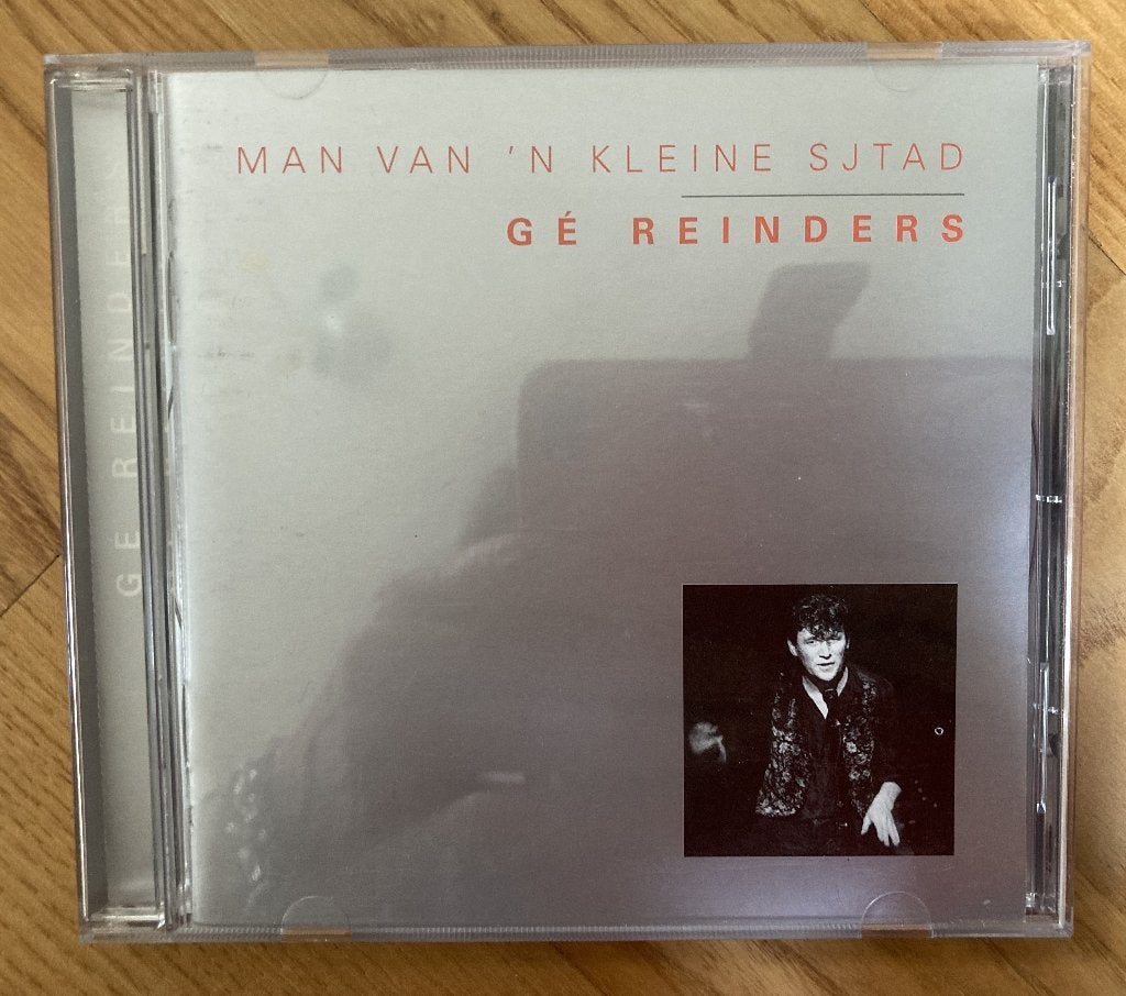 CD Gé Reinders - Man van 't kleine sjtad, Ophalen of Verzenden, Zo goed als nieuw, Cabaret of Kleinkunst, Inclusief doosje