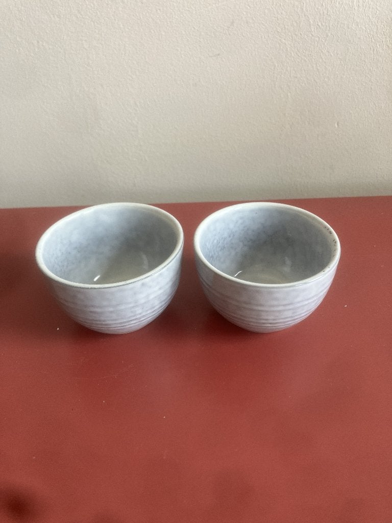 Twee Uniq keramiek kopjes met een subtiel grijs/wit glazuur, Huis en Inrichting, Keramiek, Ophalen of Verzenden, Overige stijlen