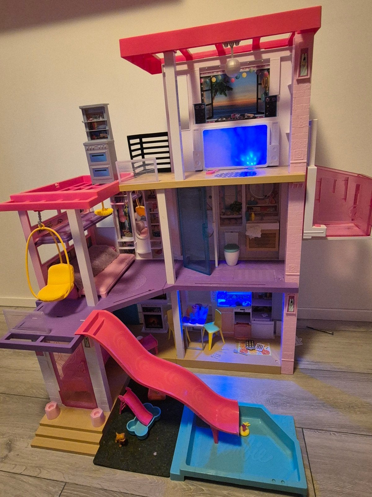 Barbie Droomhuis met zwembad en accessoires, Kinderen en Baby's, Speelgoed | Poppenhuizen, Ophalen, Zo goed als nieuw, Poppenhuis