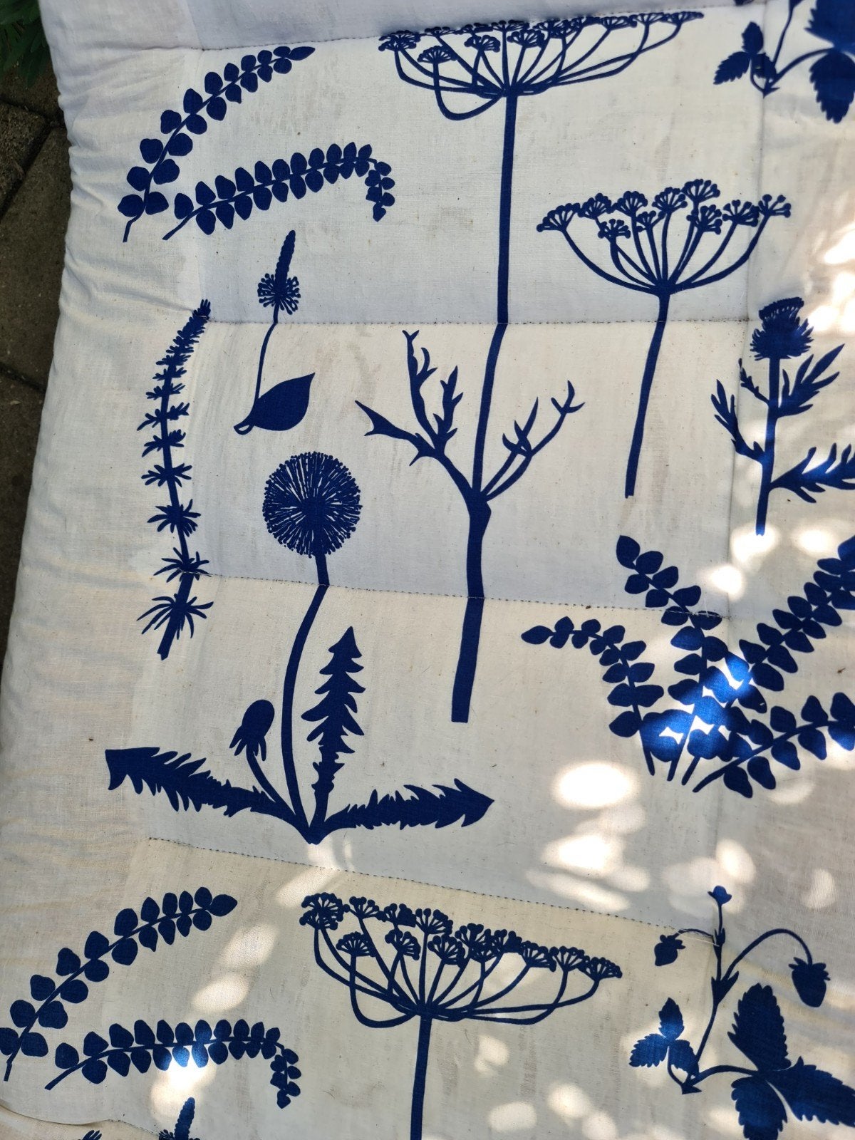 Vintage ligbed met blauw-wit bloemenpatroon, Tuin en Terras, Ophalen, Gebruikt, Metaal, Verstelbaar