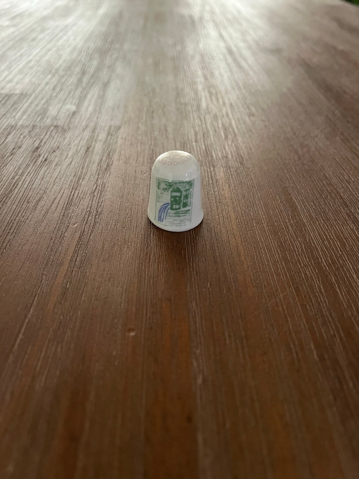 Porseleinen vingerhoedje met molenafbeelding, Verzamelen, Ophalen, Zo goed als nieuw, Porselein, Nederland