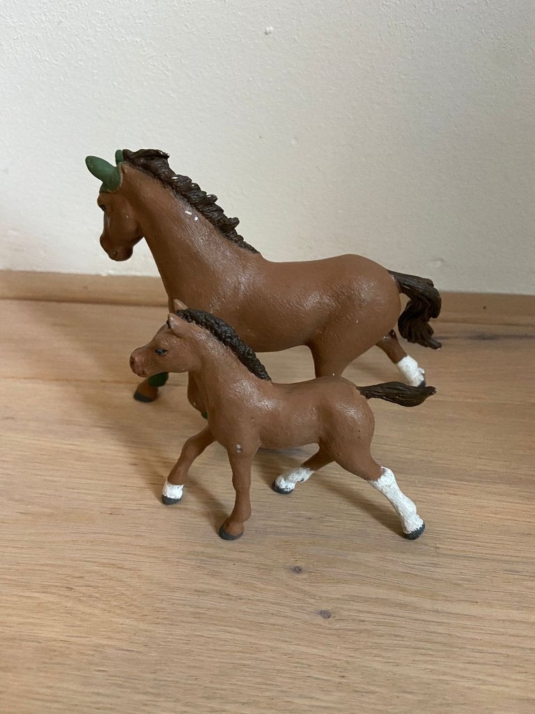 Schleich Springpaard met Arabier veulen | bruin | repainted, Verzamelen, Ophalen of Verzenden, Gebruikt, Paard, Beeldje of Figuurtje