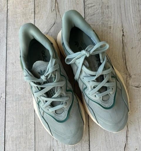 Adidas Ozweego sneakers SILGRN/CGREEN/SANSTR, Adidas, Nieuw, Ophalen of Verzenden, Sneakers of Gympen