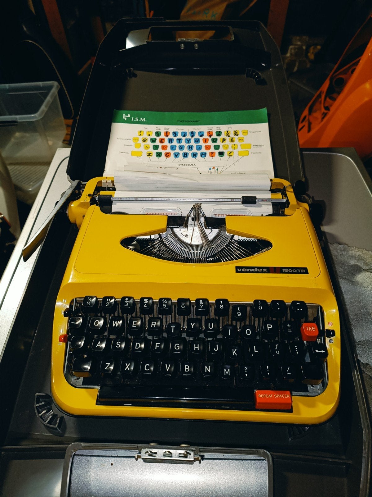 Vintage Vendex 1500 TR typemachine geel/oranje + koffer, Diversen, Ophalen of Verzenden, Gebruikt