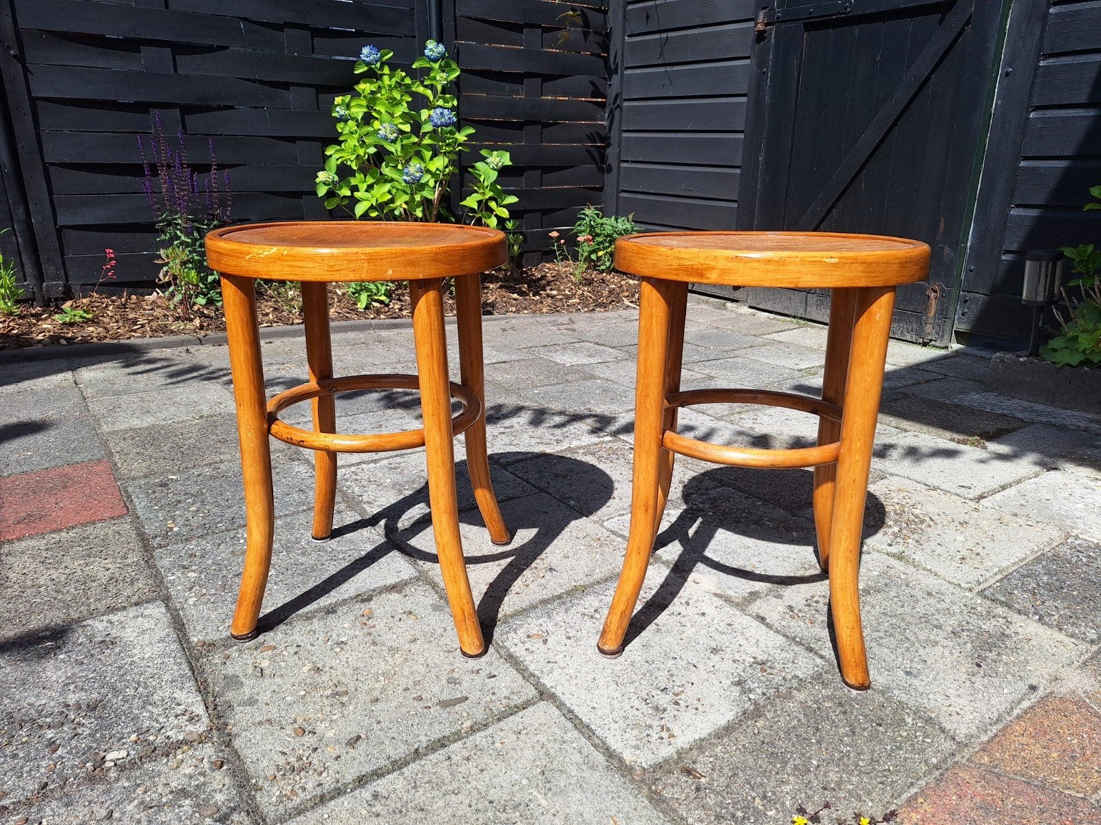 GRARIS twee houten krukjes, Huis en Inrichting, Barkrukken, Ophalen, Gebruikt, Met voetsteun, 60 tot 90 cm