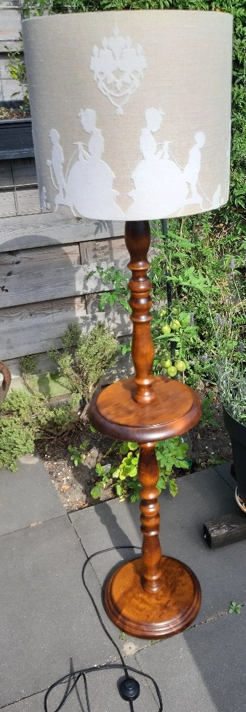 Houten lampenzuil / vloerlamp met tafeltje, Ophalen, Klassieke houten vloerlamp met landelijke uitstraling, Gebruikt, E27 (groot)