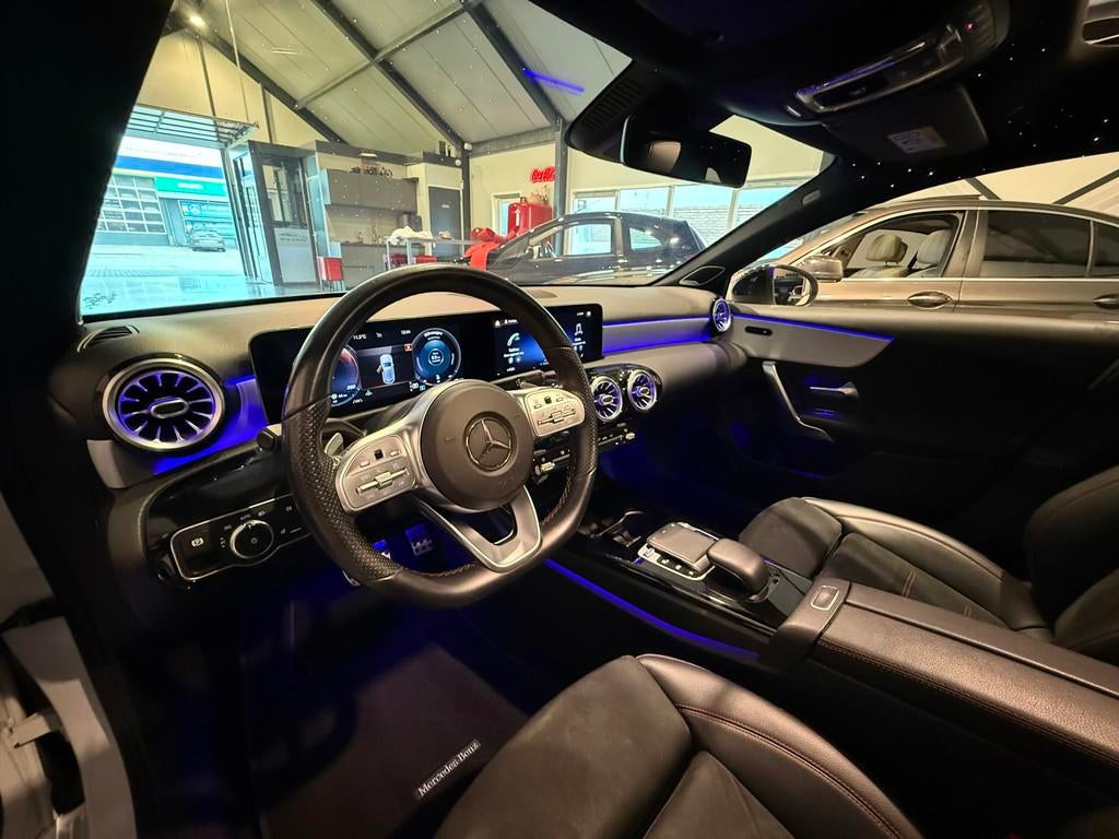 Mercedes-Benz A-klasse 220 Premium Plus | A35 OPTIEK | PANO, Auto's, Gebruikt, Wit, Bedrijf, 1600 kg
