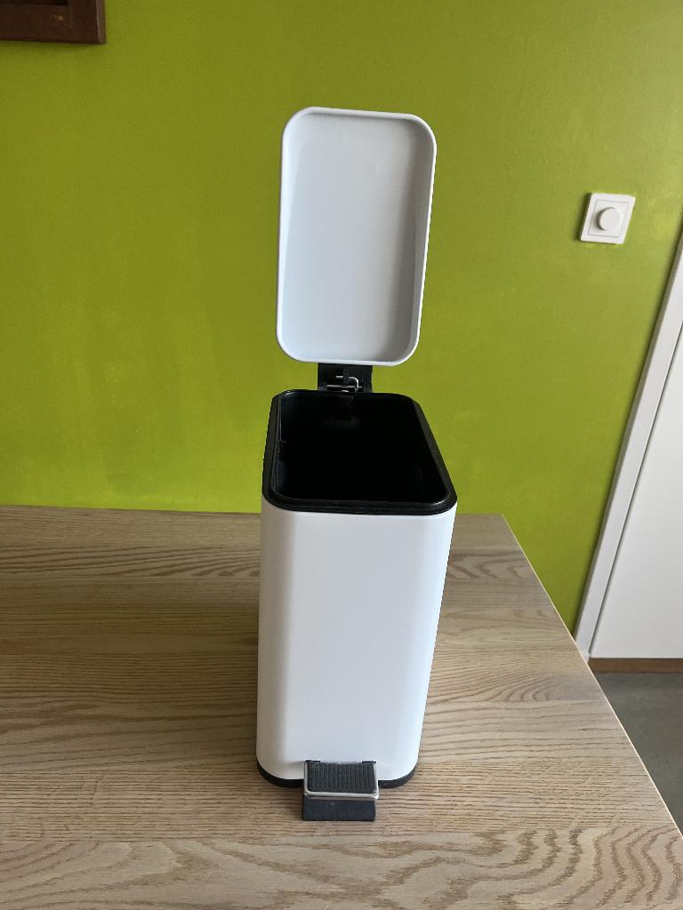 zo goed als nieuwe prullenbak blokker, Huis en Inrichting, Woonaccessoires | Prullenbakken, Ophalen, Met pedaal, Zo goed als nieuw