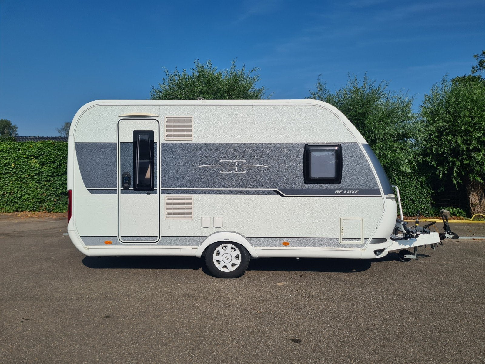 Hobby De Luxe 400 SFE ( inc. stallingsmogelijkheid ), Caravans en Kamperen, Hobby, Frans bed, Bedrijf, Treinzit