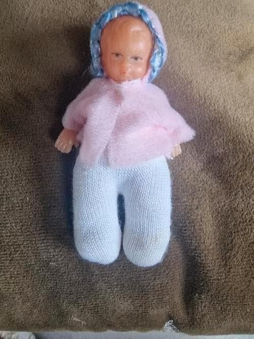 Oud baby popje 9 cm - Vintage miniatuur pop, Verzamelen, Poppen, Ophalen of Verzenden, Gebruikt, Babypop